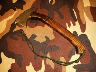 Hacha táctica de madera y metal