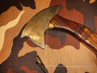 Hacha táctica de madera y metal