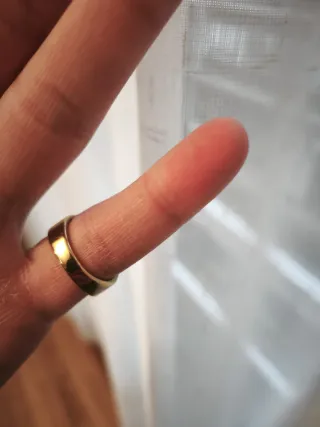 Anillo bañado en oro con piedra roja