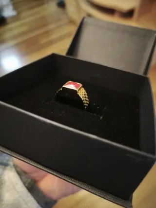 Anillo bañado en oro con piedra roja