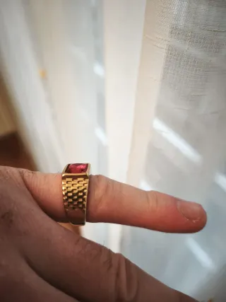 Anillo bañado en oro con piedra roja