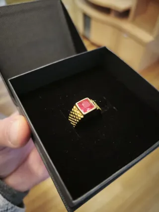 Anillo bañado en oro con piedra roja