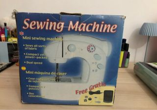 Máquina de coser portátil con accesorios