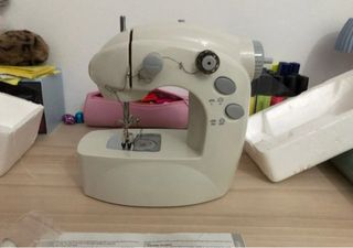 Máquina de coser portátil con accesorios