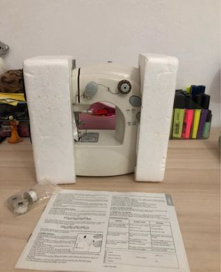 Máquina de coser portátil con accesorios