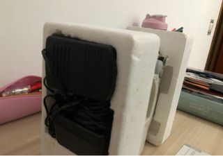 Máquina de coser portátil con accesorios