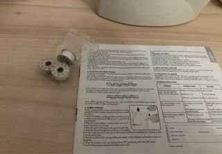 Máquina de coser portátil con accesorios