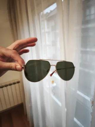 Occhiali da sole aviator dorati con lenti verdi