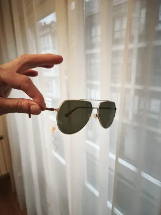 Occhiali da sole aviator dorati con lenti verdi