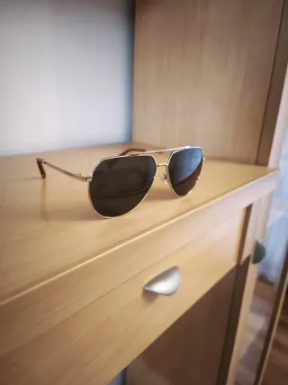 Occhiali da sole aviator dorati con lenti verdi