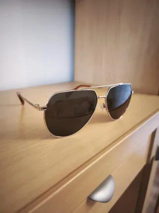 Occhiali da sole aviator dorati con lenti verdi