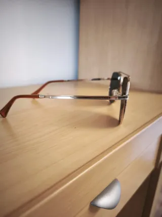 Occhiali da sole aviator dorati con lenti verdi