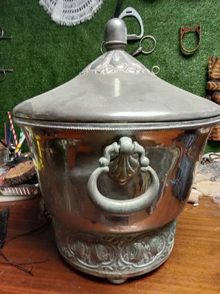 Hielera antigua con tapa y asas