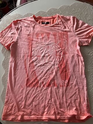 Camiseta naranja y rosa
