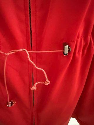 Chubasquero rojo con capucha