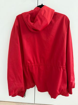 Chubasquero rojo con capucha