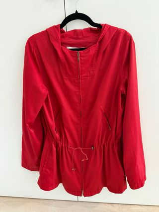 Chubasquero rojo con capucha