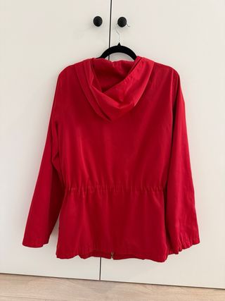 Chubasquero rojo con capucha