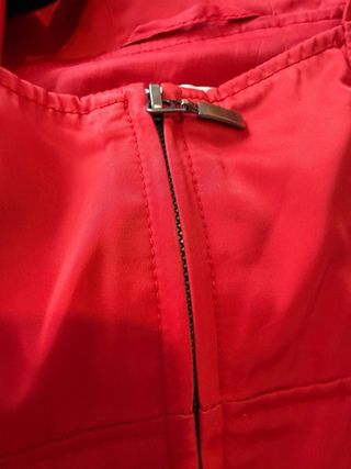 Chubasquero rojo con capucha