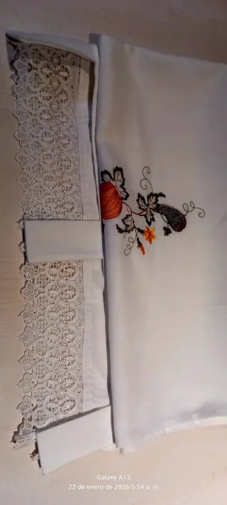 Cortina visillo bordada con calabazas