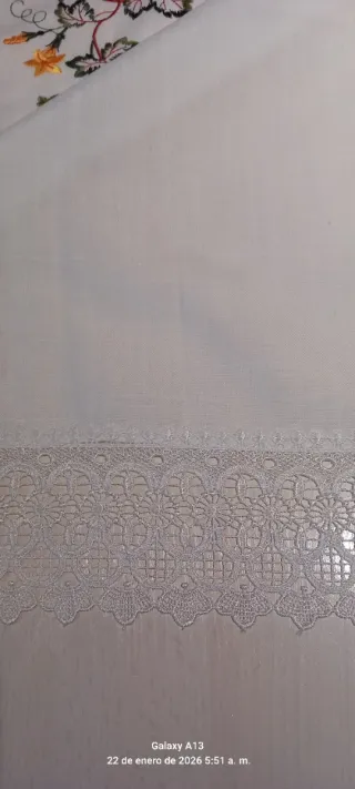 Cortina visillo bordada con calabazas