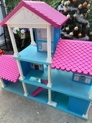 Grande casa delle bambole con accessori