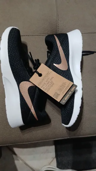 Scarpe Nike Tanjun Nere/Oro Tg 38