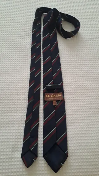 Corbata de rayas azul y roja