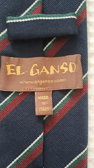 Corbata de rayas azul y roja