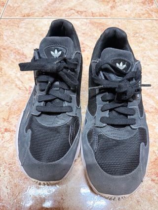 Adidas Falcon negras talla 41.5
