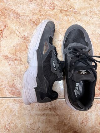 Adidas Falcon negras talla 41.5