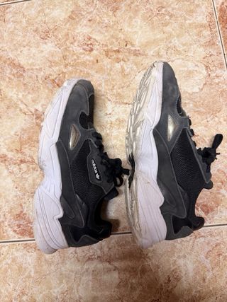 Adidas Falcon negras talla 41.5