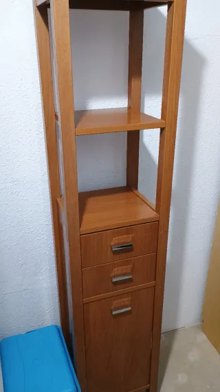 Mueble alto de madera para baño