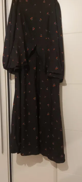 Vestido negro con estampado floral rojo