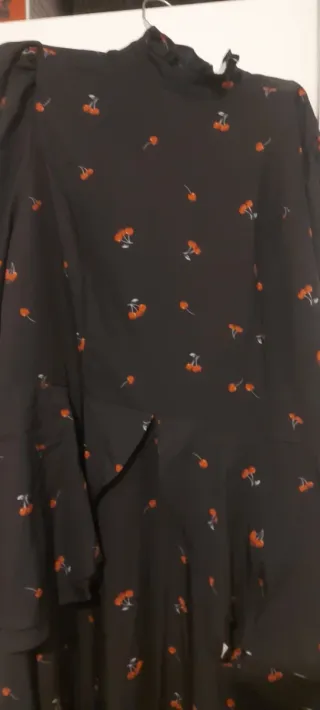 Vestido negro con estampado floral rojo