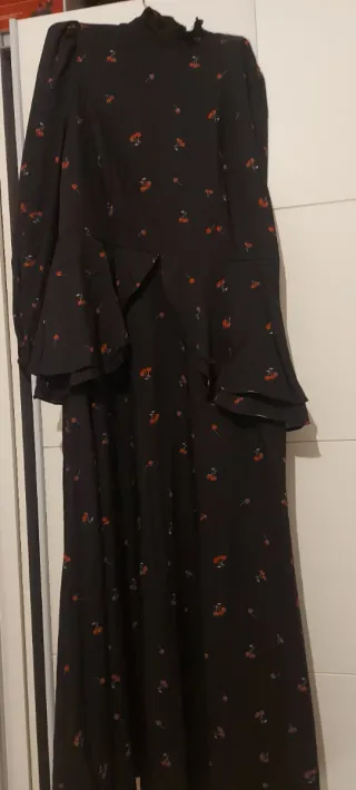 Vestido negro con estampado floral rojo