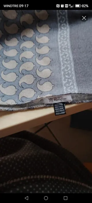 Pasmina in lana blu e bianca