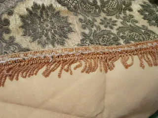 Copriletto beige e oro con frange