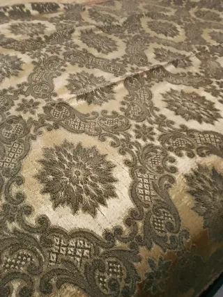 Copriletto beige e oro con frange