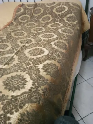 Copriletto beige e oro con frange