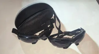 Occhiali da sole neri con custodia