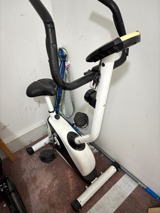 Bicicleta Estática Blanca y Negra