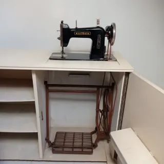 Máquina de coser Alfa antigua