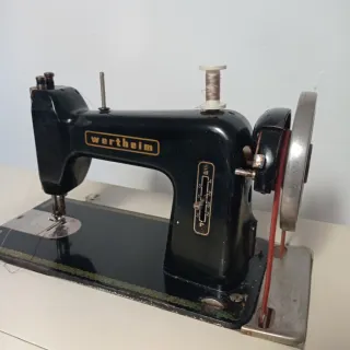 Máquina de coser Alfa antigua