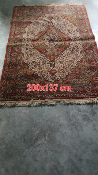 Alfombra de lana beige y roja 200x137 cm