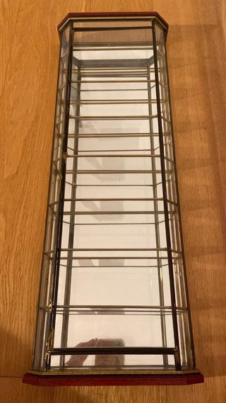 Vitrina de cristal y metal dorada