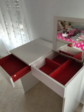 Tocador blanco con cajones rojos