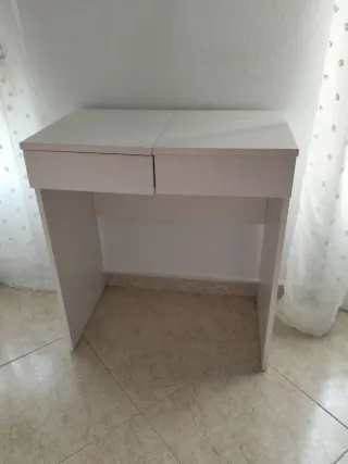 Tocador blanco con cajones rojos