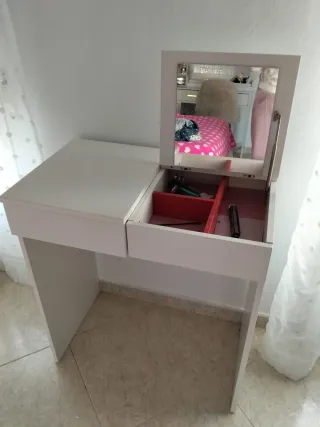 Tocador blanco con cajones rojos