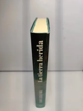 La tierra herida: La historia de amor más adict...